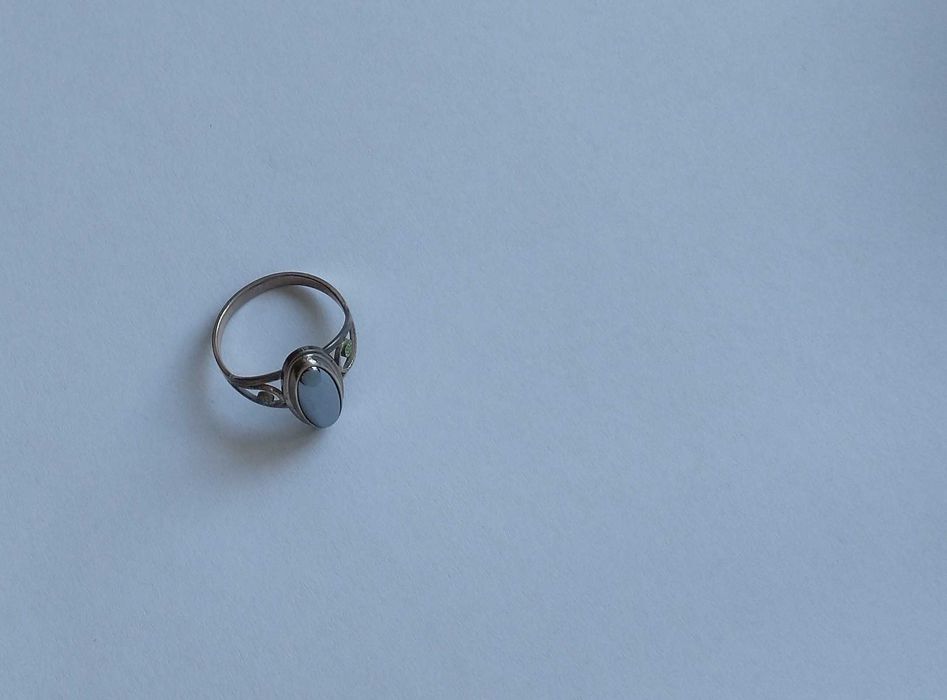 srebrny pierścionek z błyszczącym oczkiem