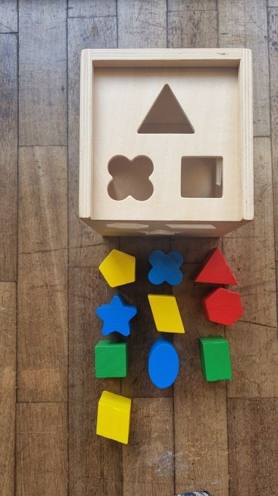 Brinquedos  de encaixe Montessori - formas, cores e números