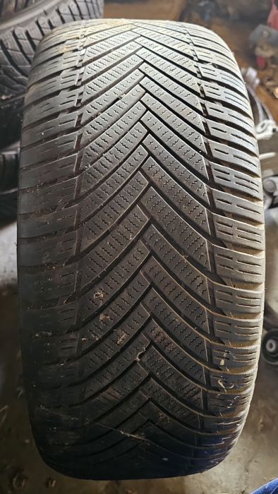 Opony wielosezonowe 235/40R18