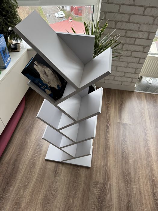 Книжкова полиця у формі дерева