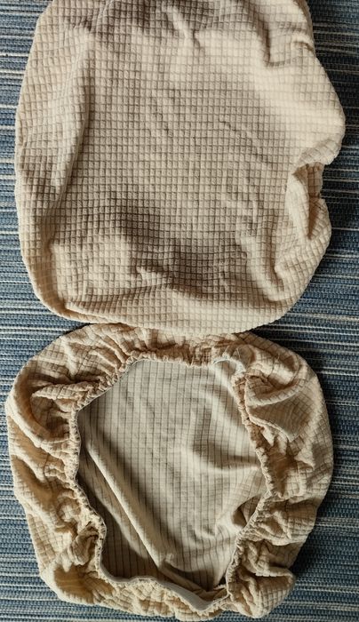 4 cobertas para assentos 
Em cor creme.
Com e