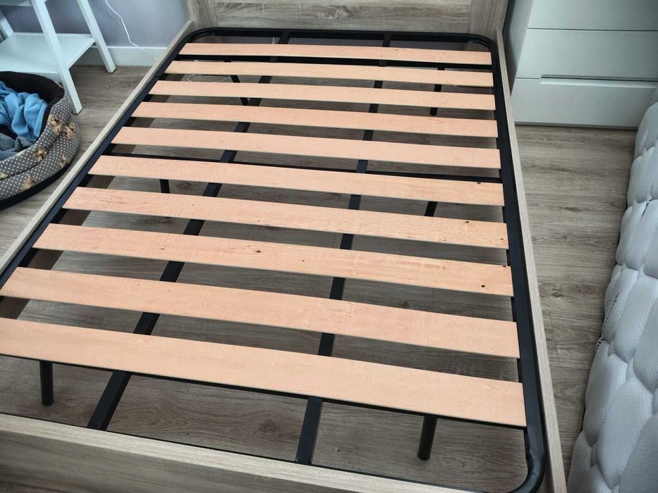 Cama de casal de madeira