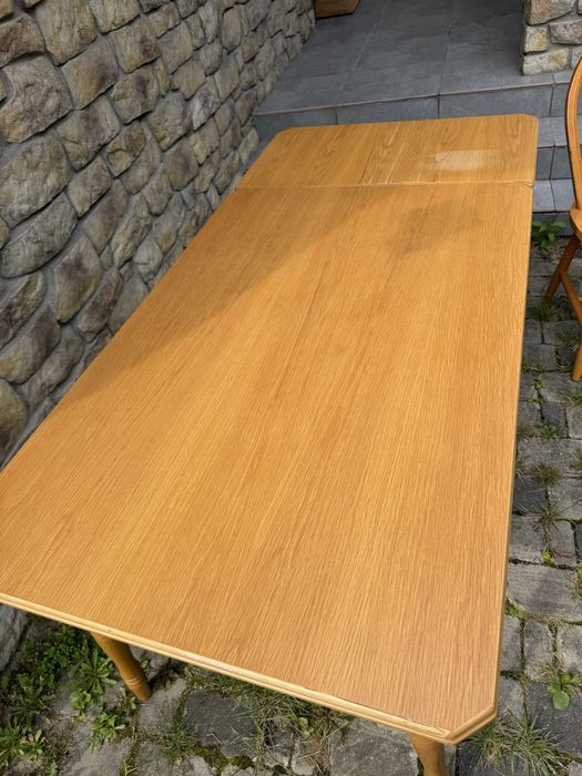 Stół w okleinie sosnowej i 6 krzeseł