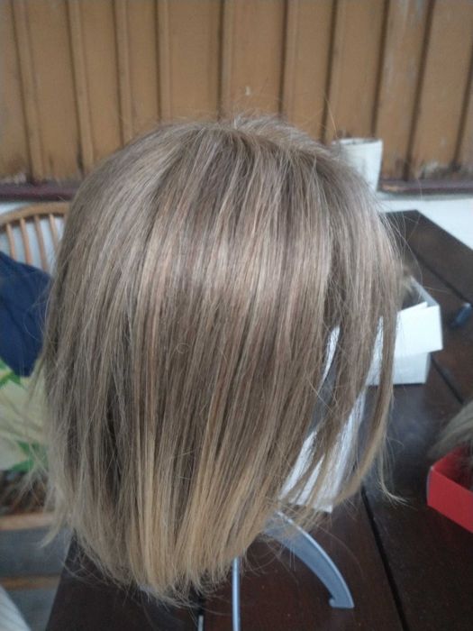 Sprzedam peruki naturalne.
