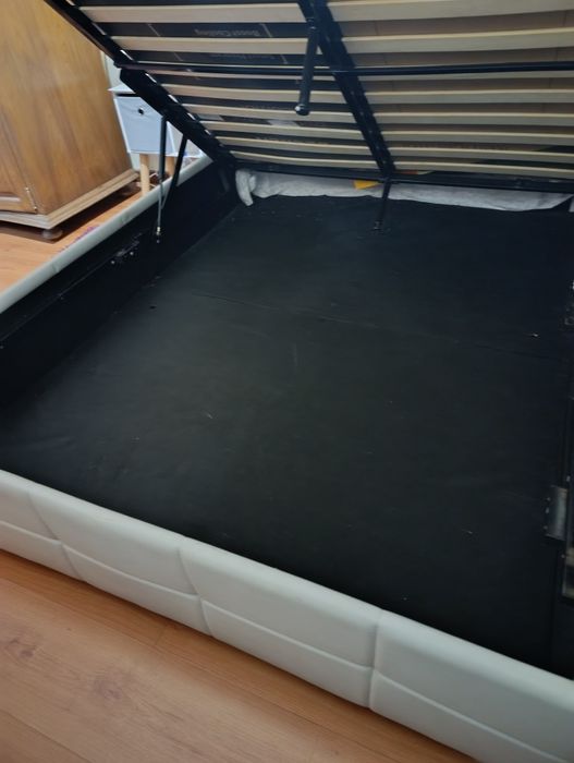 Sofá chaise longo azul escuro.