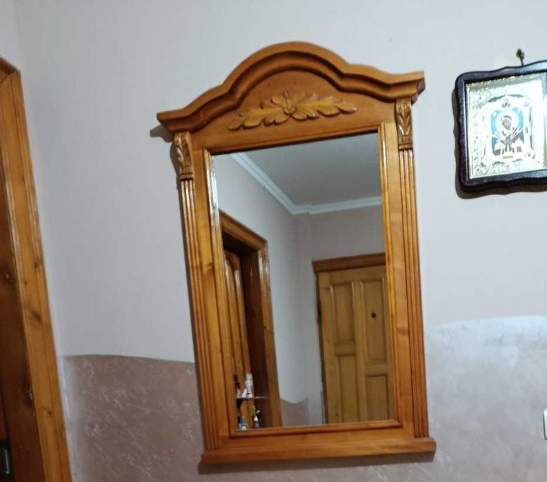 Дзеркало в дерев’яній рамі