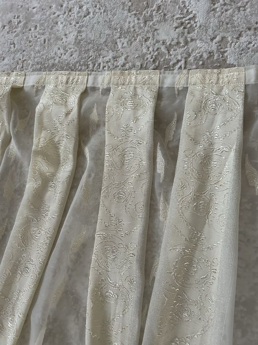 Занавеска  пошита на тесьму 1.70, ширина 4 м, высота- 2 м