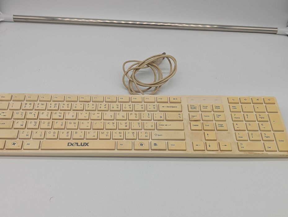 Teclados de computador (conjunto de 6), sendo dois deles flexíveis, e um BT.