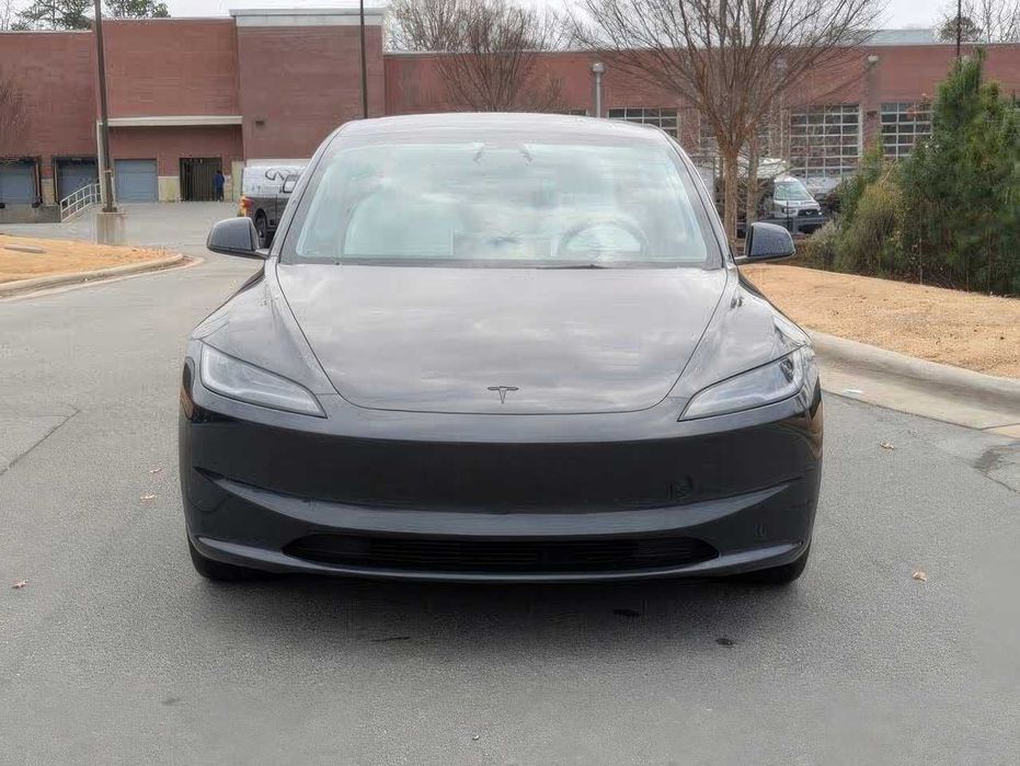 Tesla Model 3      2024