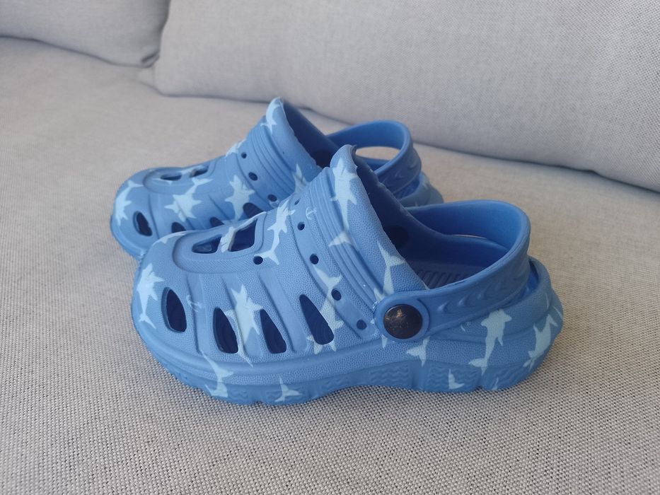 Klapki piankowe z paskiem na piętę rozm 26 dł wkł 16,5 cm. Nowe
