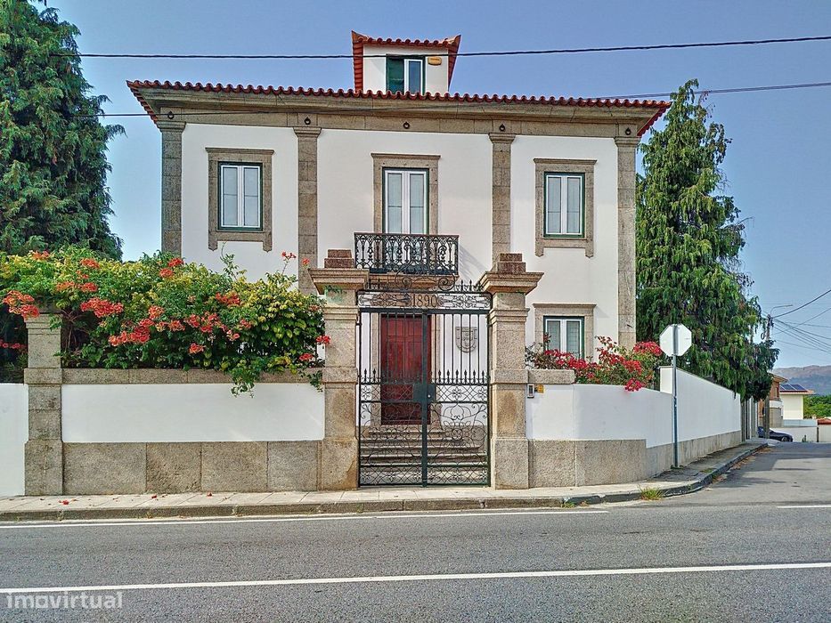 Moradia com 4 quartos do Séc XIX na Meadela com o conforto do séc XXI