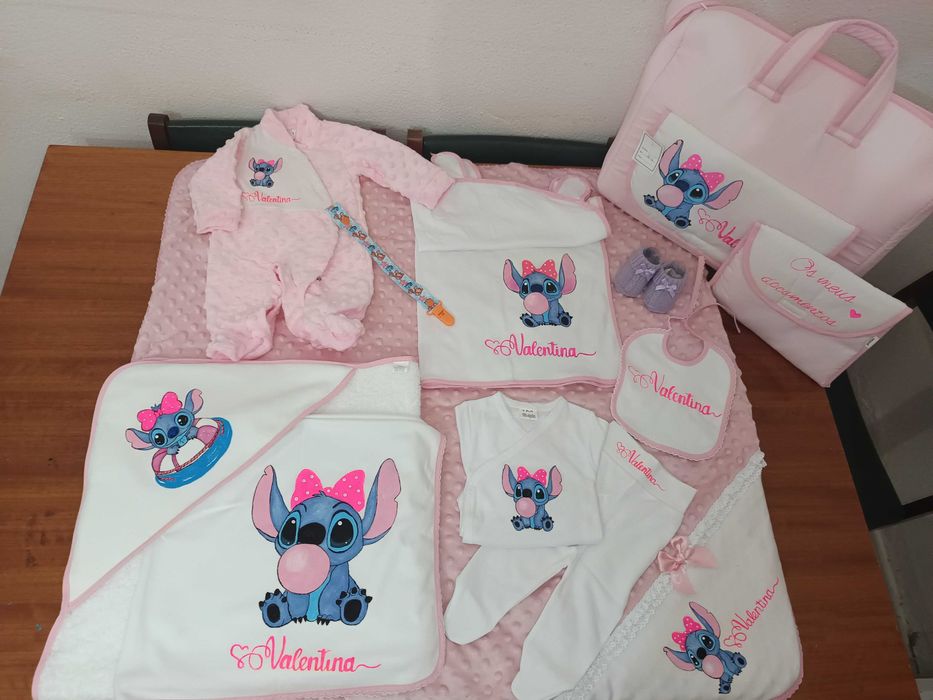 Artigos de bebé pintados a mão