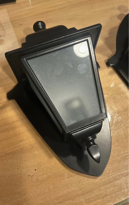 Candeeiros de parede interior ou exterior.