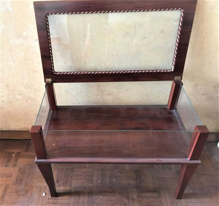 Mesa vitrine em madeira