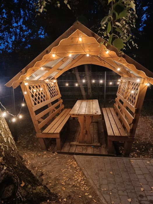 Вулична гірлянда з лампочками