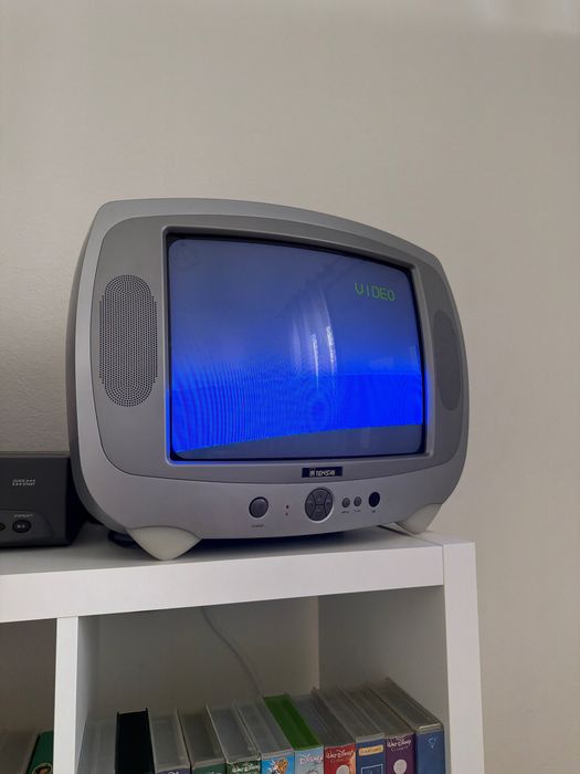 Conjunto VHS + cassetes + televisão