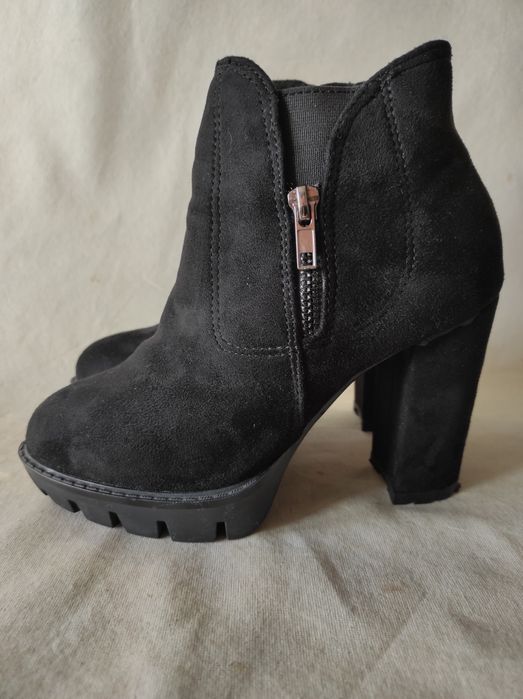 Botki damskie zamszowe czarne na słupku nr 36