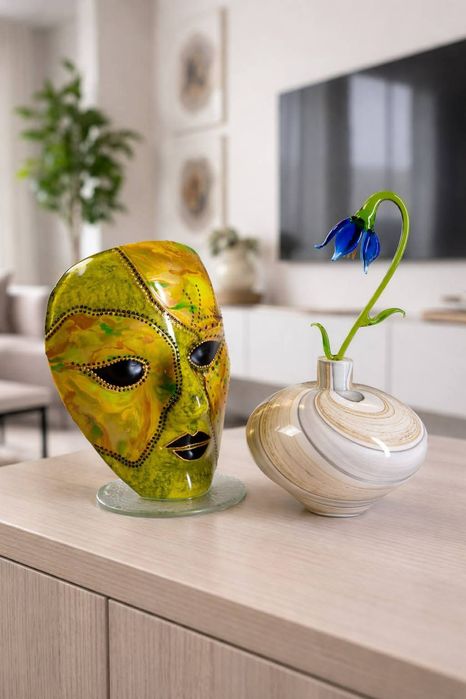 Szklana Maska Wenecka i wazon z kwiatem