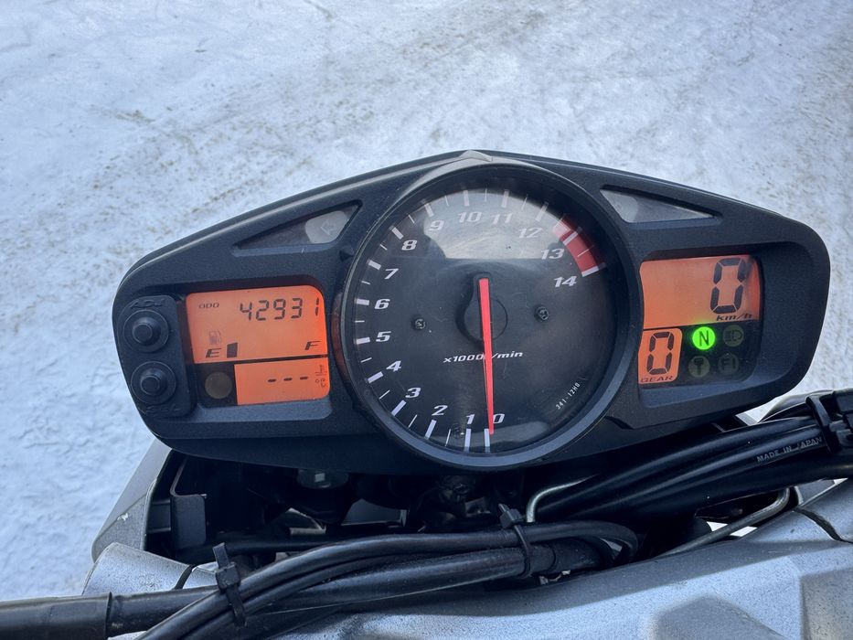 Японський мотоцикл Сузуки Suzuki GSR400 з Японіі