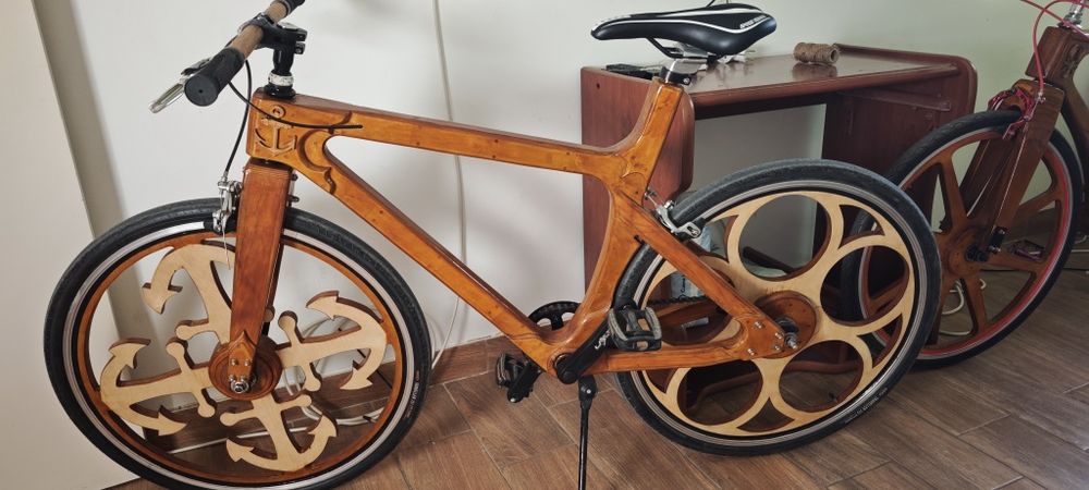Bicicleta de madeira