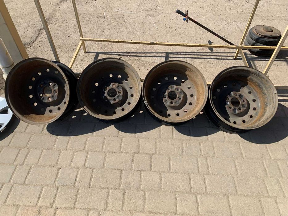Диски  R16, 5x114,3, ET 40, DIA 66,1 з оригінальними ковпаками Nissan