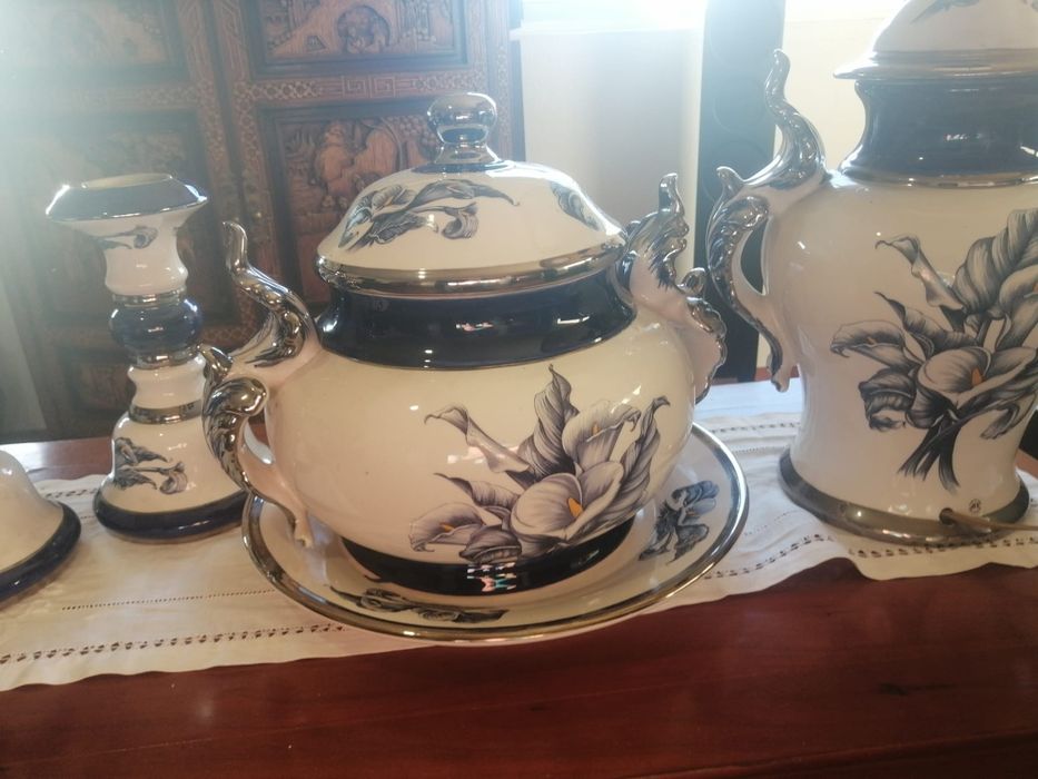 Conjunto de quatro p eças em porcel  250 €