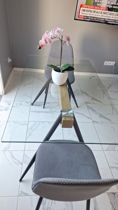 Vendo mesa 6 lugares cadeiras só tenho duas mais colchao casal 50 euros