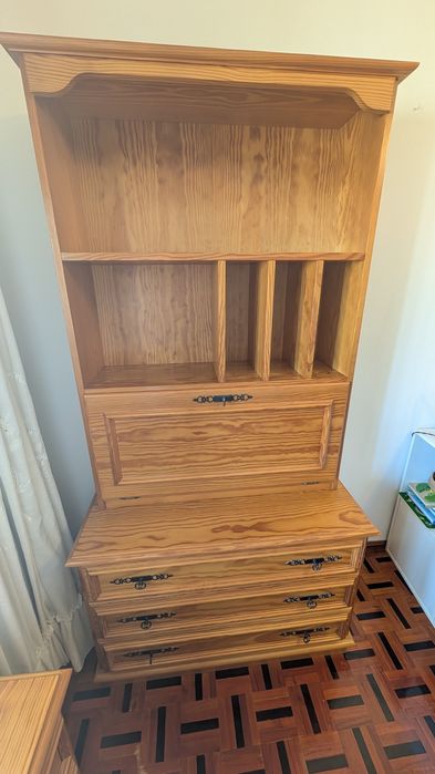 Quarto em pinho maciço - cama, mesa cabeceira, roupeiro, escrivaninha