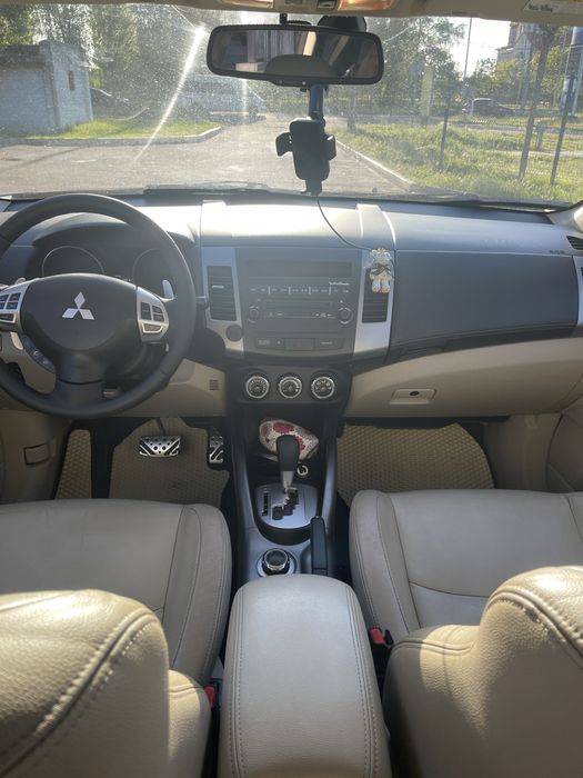 Mitsubishi Outlander XL 3.0 V6 2011p.