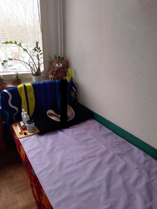 nauczę młodą kobietę masażu