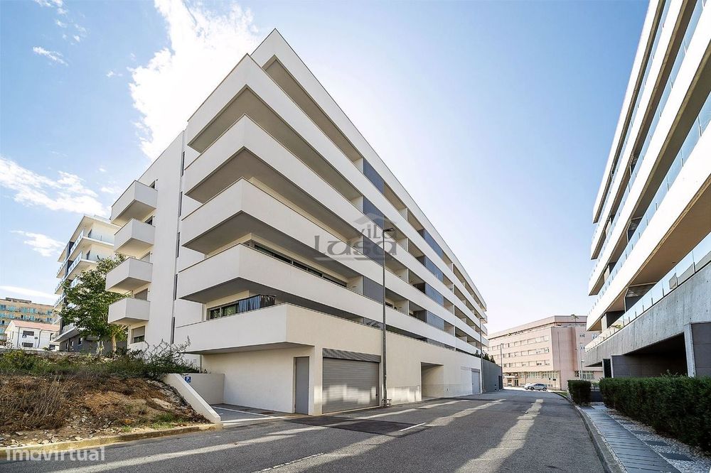 T2 Apartment, 3 Bathrooms (2 Suites) with Double Garage in the Center of Gaia