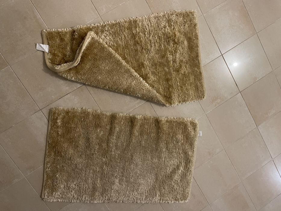 2tapetes em dourado de quarto