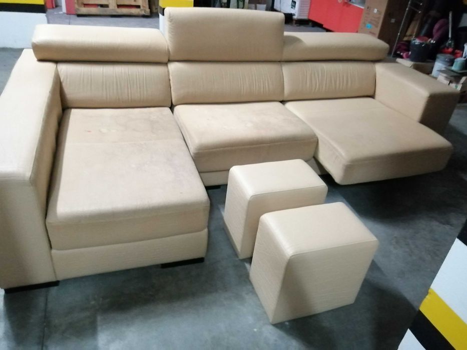 Sofá 3 lugares chaise long a direita c/ arrumo e 2 puffs