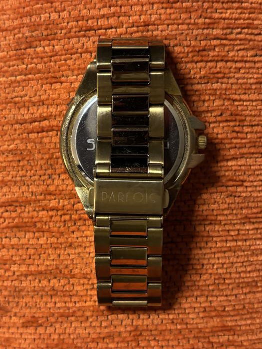 Relógio dourado fundo branco