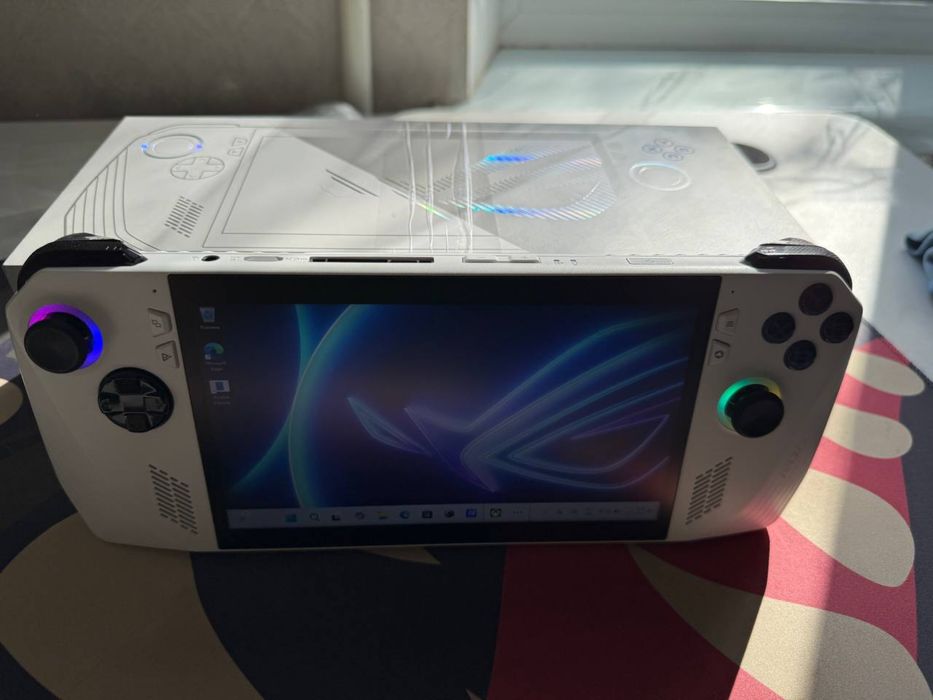 Портативна ігрова консоль Asus ROG Ally з процесором Z1 Extreme