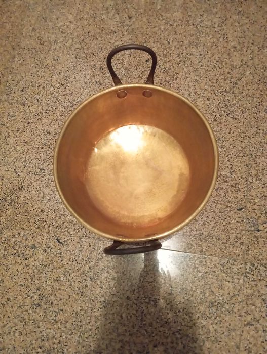 Lindo e antigo tacho de cobre, de grande dimensão.