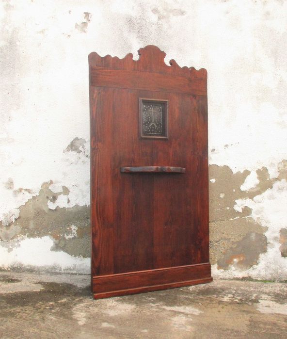 Antigo confessionário em madeira
