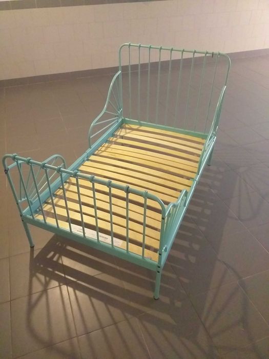 Cama de bébé cor azul claro.