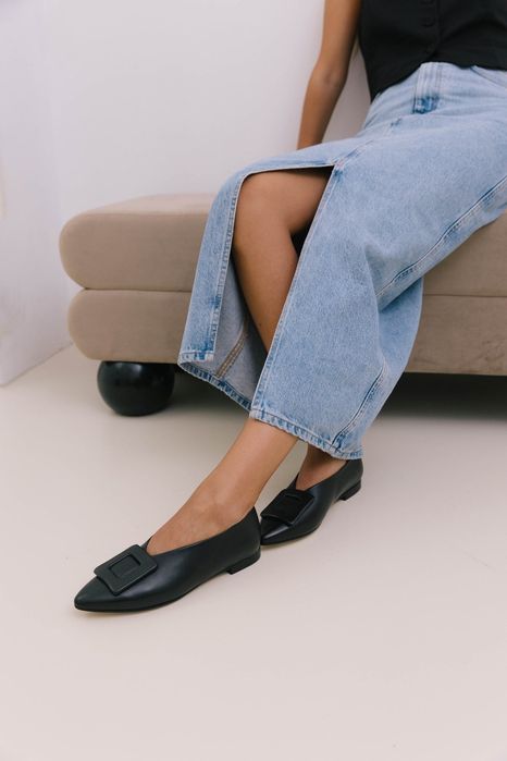 Sabrinas Pretas Bicudas com detalhe de aplicação