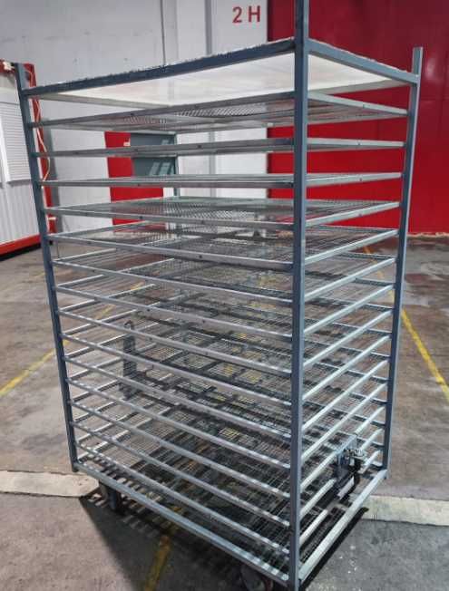 Wózek transportowy z półkami