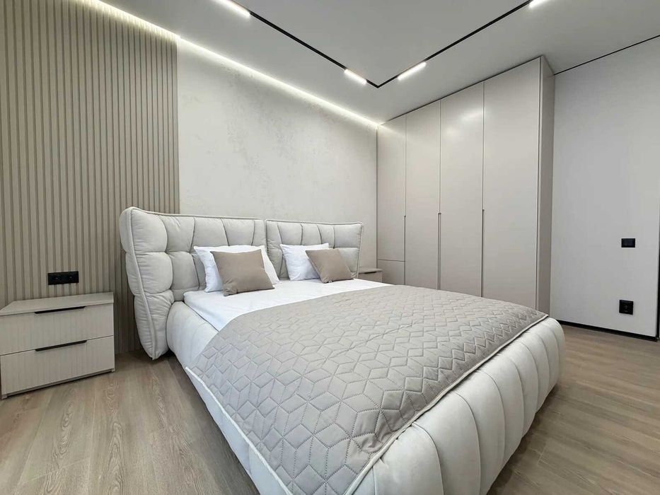 Стильна трикімнатна біля міського озера