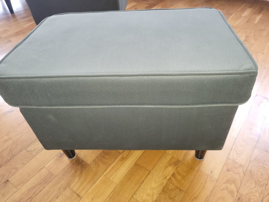 Sofa, pufa i dwa fotele