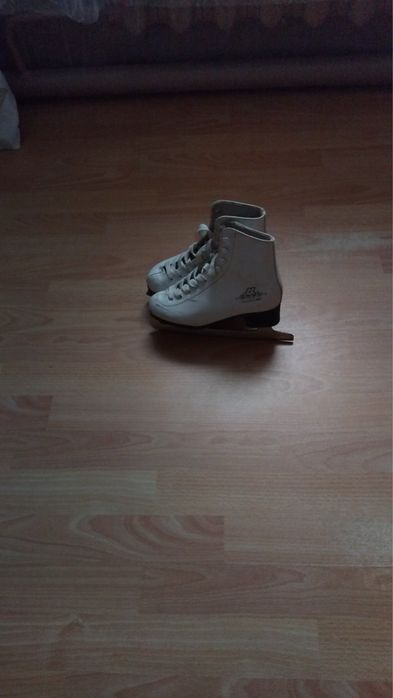 Білі жіночі ковзанки