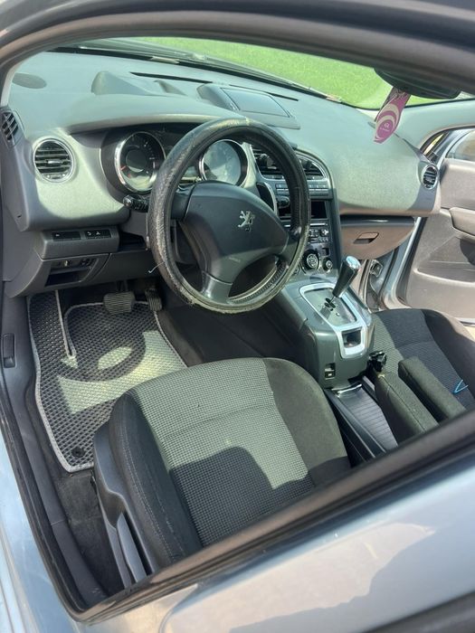 Peugeout 5008.