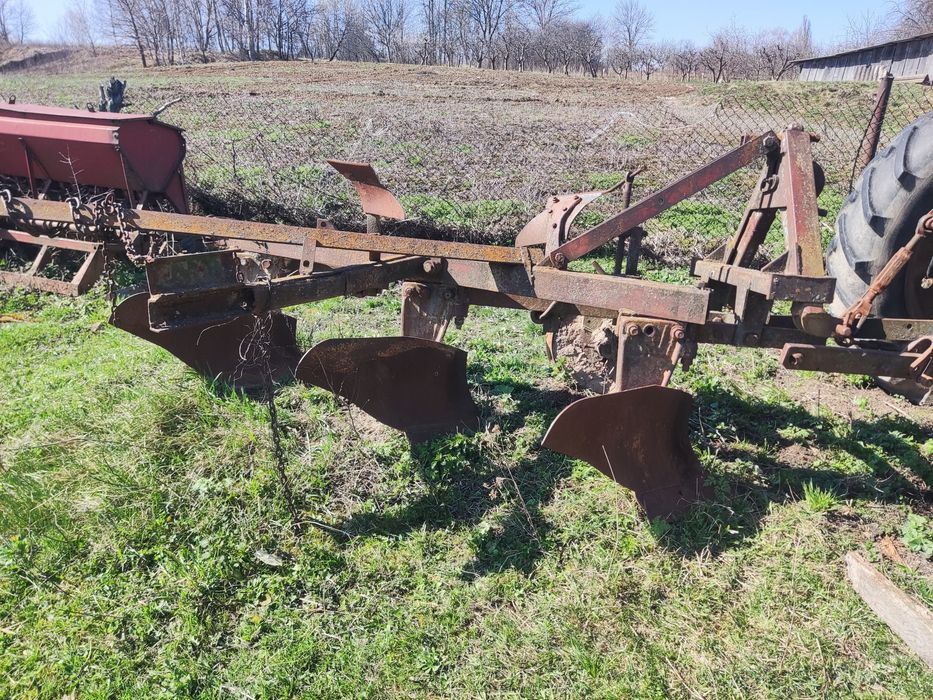 Продам ,трактор ,плуг