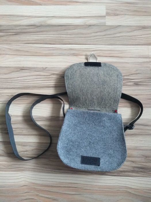 Torebka filcowa na długim pasku