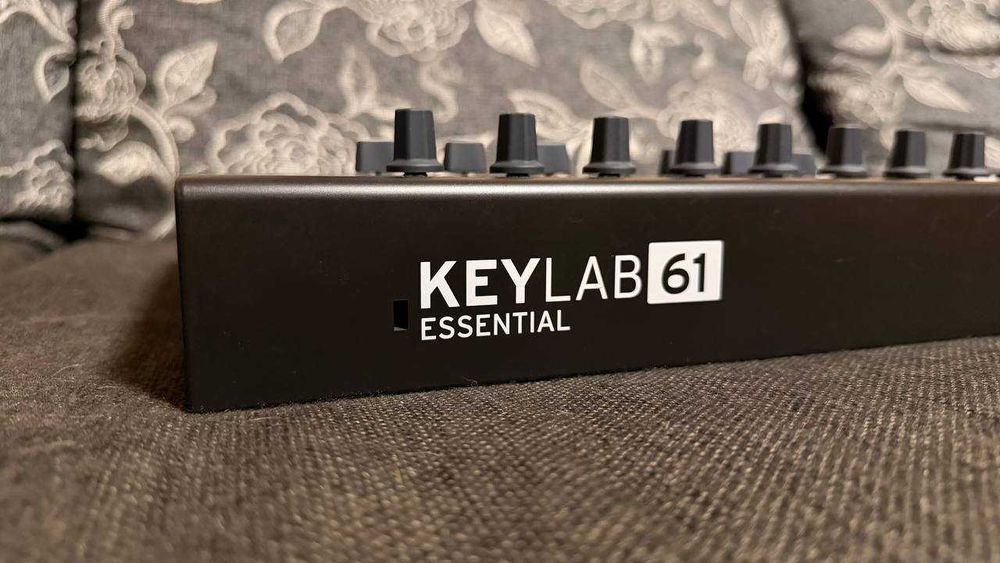 MIDI-клавіатура Arturia Keylab Essential 61 Black Edition