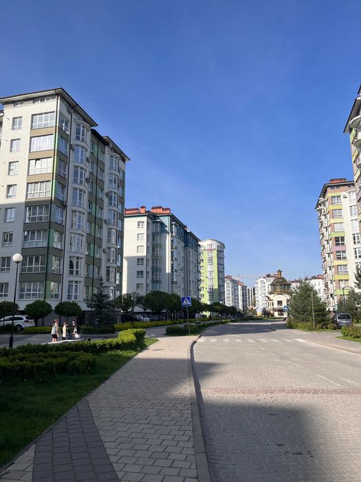 Велика 3 кімнатна квартира у Калиновій Слободі