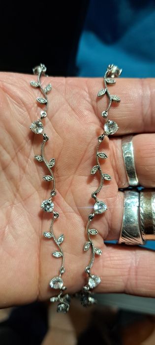 Conjunto em prata contrastada.