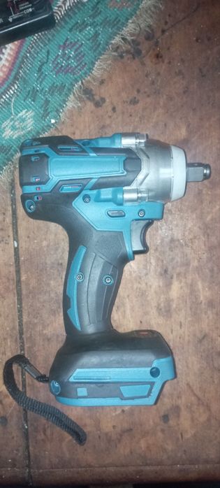 Гайковерт акумуляторний під квадрат 1/2'.